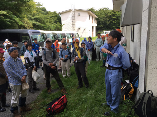 オリエンテーション。森林の管理者である箱根水道パートナーズ(株)の東島所長から歓迎の挨拶
