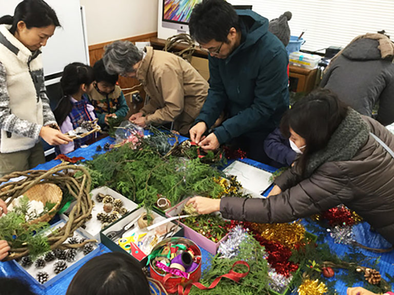 自然からの贈り物で作るクリスマスリース作り