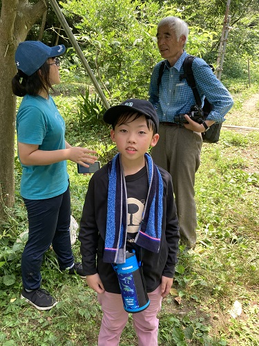 虫談議中の吉谷先生と佐藤大使（トンボを付けた参加者も一緒に）