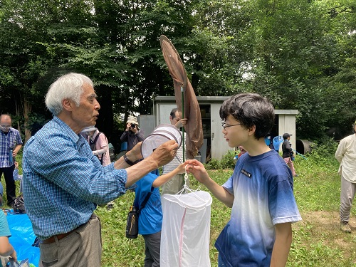 吉谷先生に質問をする西村大使