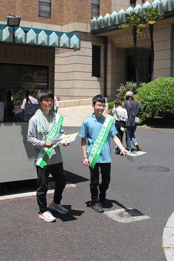 夏を思わせる日差しの中、財団ＰＲ活動を行う細川大使と西村大使

