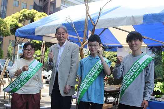 財団理事長と大使3人