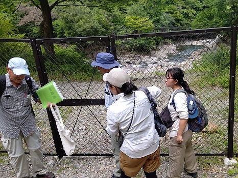 講師の解説に聞き入る佐藤大使