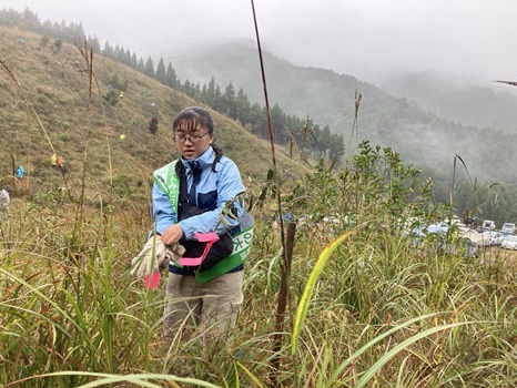 苗木を植える場所に着いた佐藤大使