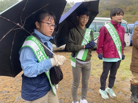 バスから降りてすぐ、会場は冷たい雨、雨、雨