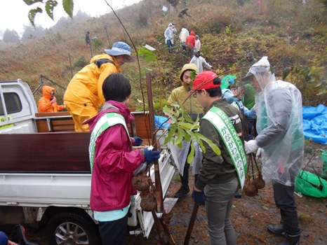 苗木や鍬、鎌を受け取ります