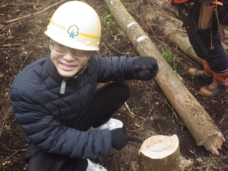 切り倒しました 仲間の協力で、人生初の伐倒を達成した西村大使