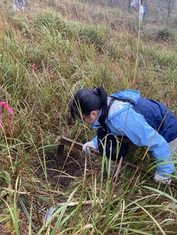 鍬を使って穴を掘ります。結構土が硬い・・・