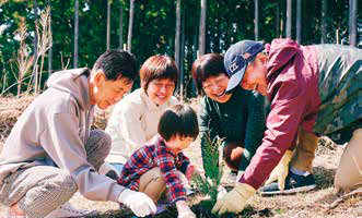 成長の森事業成長の森は平成19年から開始、現在は植樹を県立21世紀の森で行っている