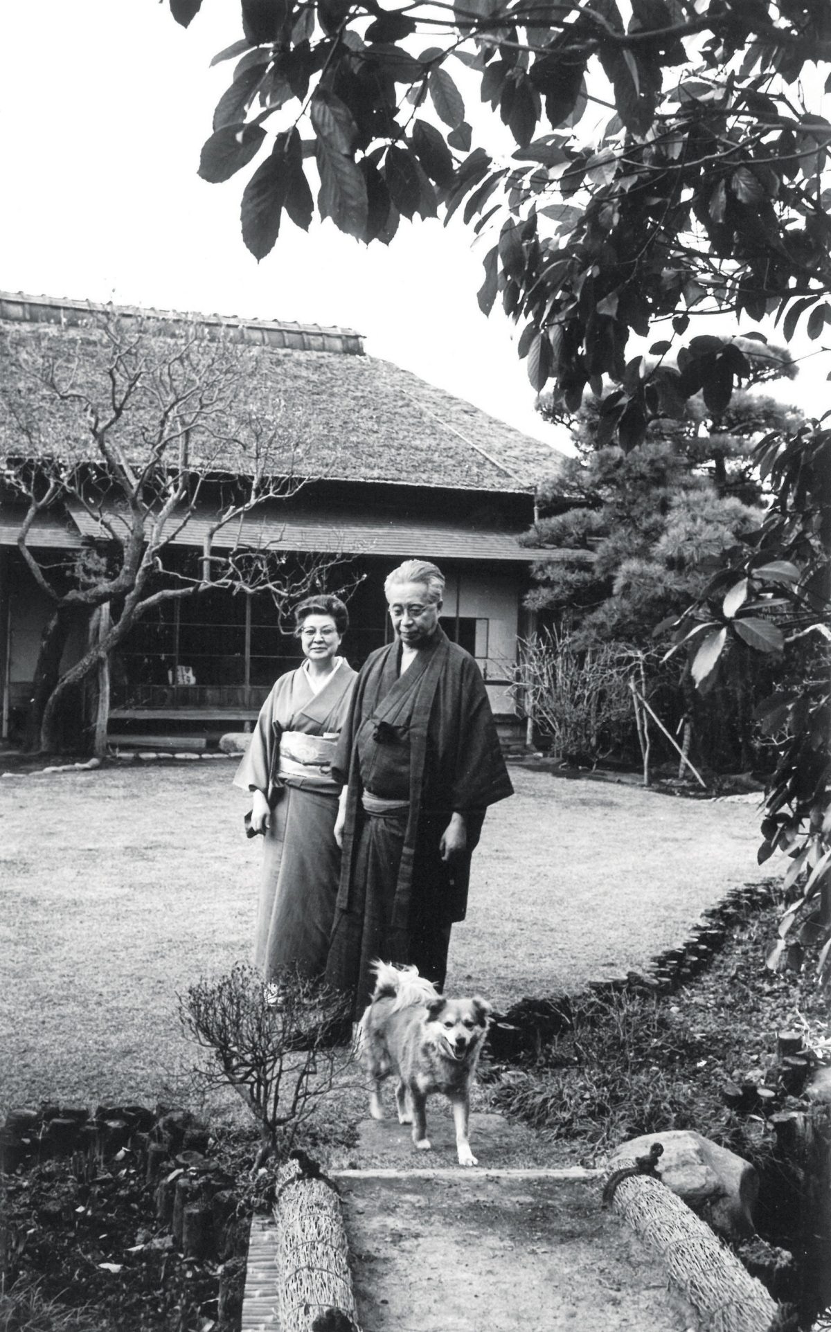 1966年頃 a茶亭の庭で大佛夫妻と愛犬（提供：大佛次郎記念館 ）