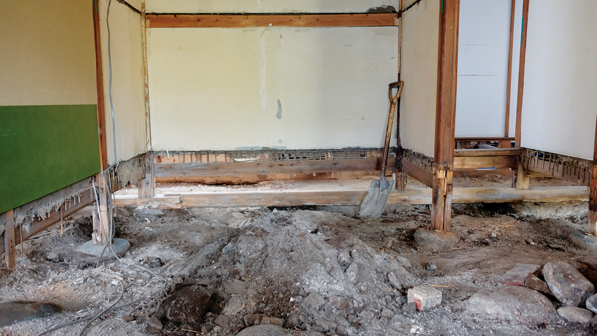 柱や土台は経年による老朽化だけでなく地面に触れることで腐食していた