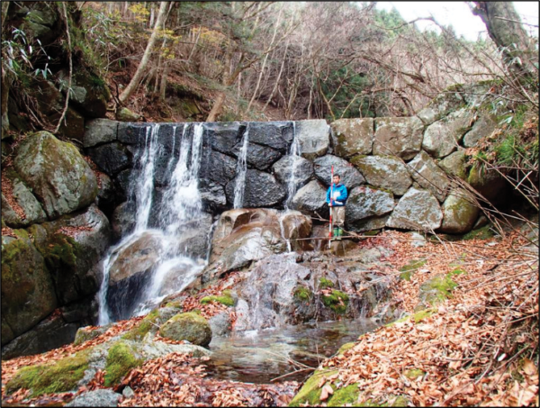 写真5 山北町世附に残る現採石の堰堤 昭和2年度工事