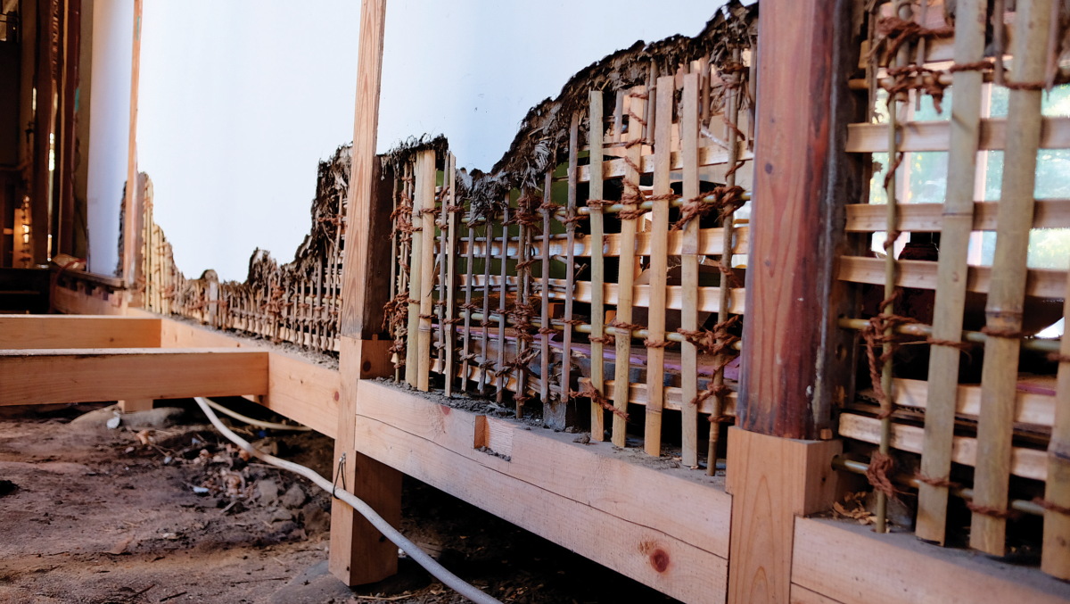 刷新した部分と旧い材が入り混じる