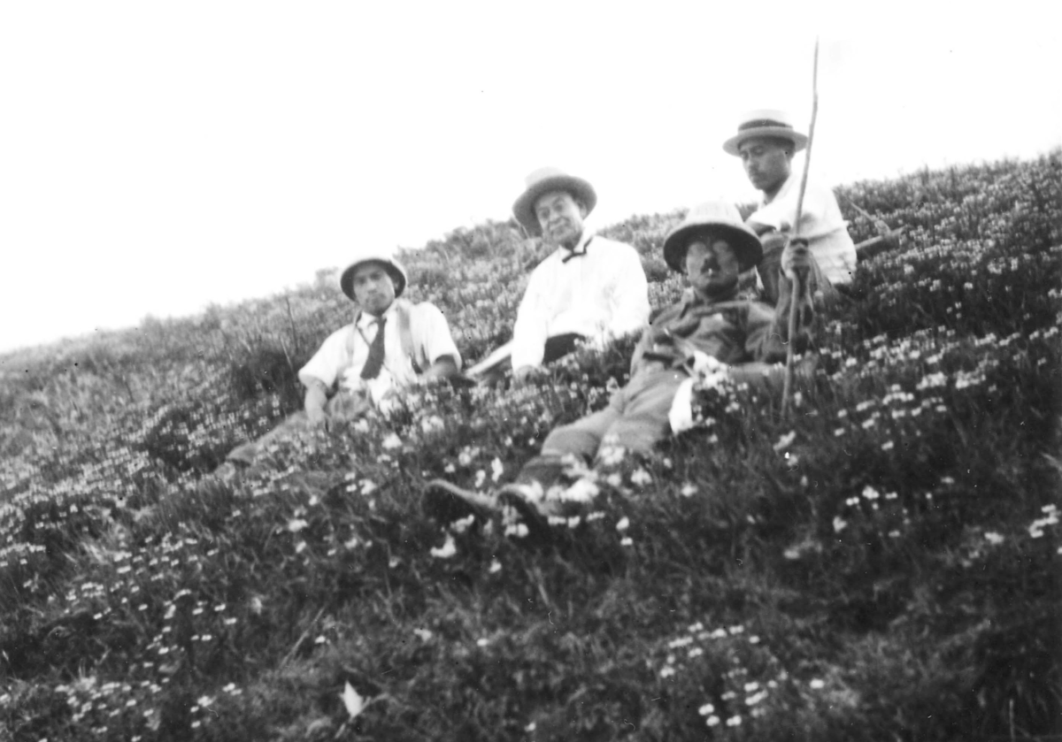 (図5)右から澤田武太郎、久内清孝、牧野富太郎ほか、箱根山中にて(澤田秀三郎氏提供;生命の星・地球博物館蔵)