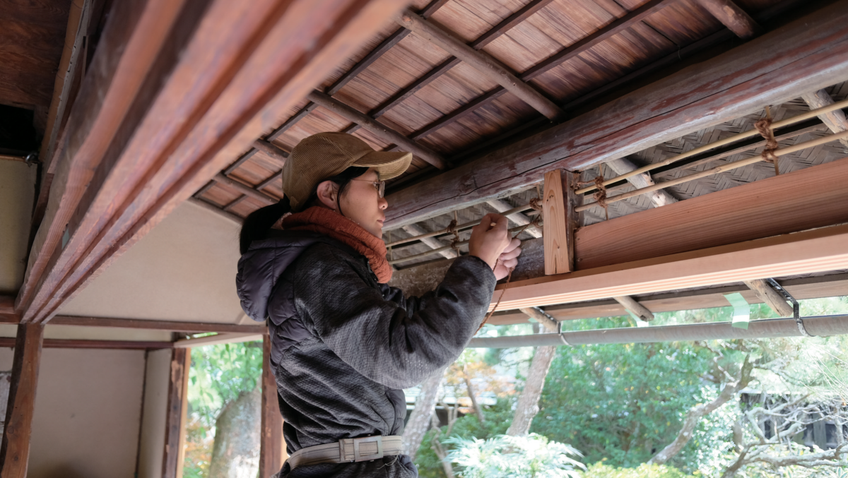 建物の歪みを直した際に崩れ落ちた土壁は、再び竹小舞を編んで修復