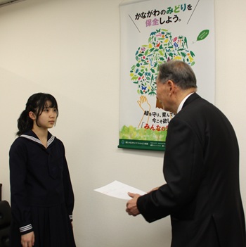 4月1日委嘱式で理事長より委嘱状を渡しました