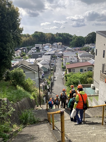 急な階段や坂に苦戦 集合場所から現地まで徒歩移動、急な坂に苦戦!