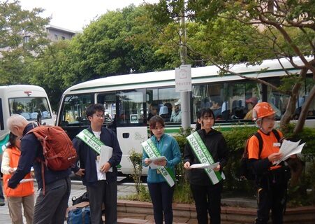 秦野駅で受付の手伝いと挨拶をします