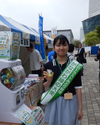 ⑤ガチャガチャ渡邊大使 緑の募金ガチャと渡邊大使