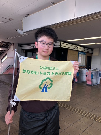 自然観察会の受付は黄色い旗が目印です 自然観察会の受付は黄色い旗が目印です