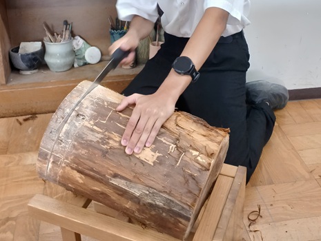 丸太切り 硬いケヤキの材をノコギリで切る