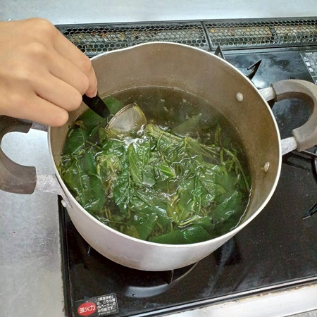 クズの葉を煮る 葛(クズ)の葉を煮る