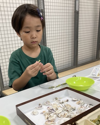 参加者と貝殻 黙々と集中して制作
