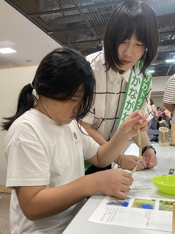 津留さんと参加者 竹玉と貝殻のバランスを考えながら・・・