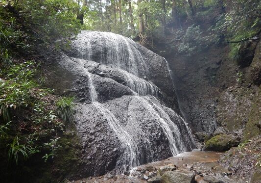 パワースポットNo.4　霧降りの滝（平塚市上吉沢）