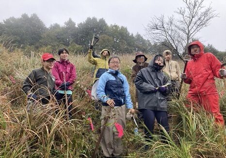 10_植樹後記念撮影_まいばすけっと（大使3人以外顔ぼかし願います）