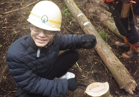 仲間の協力で、人生初の伐倒を達成した西村大使