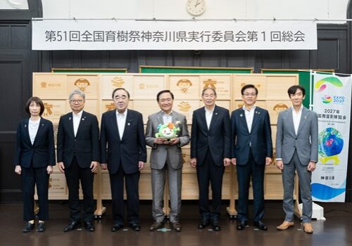 実行委員会メンバーと（写真：神奈川県提供）