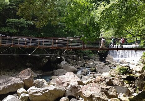 堂ヶ島渓谷の橋を渡る佐藤大使